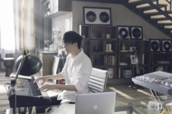 力压周杰伦、引领非主流、霸屏QQ空间…陪你长大的他，怎么混得这么惨？