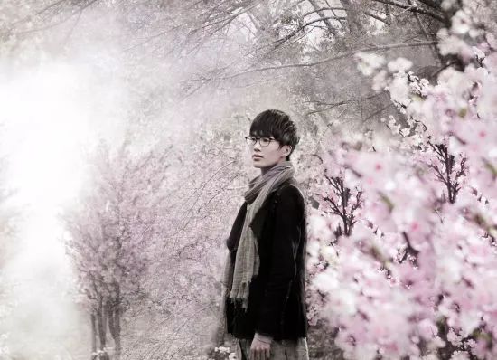 力压周杰伦、引领非主流、霸屏QQ空间…陪你长大的他，怎么混得这么惨？