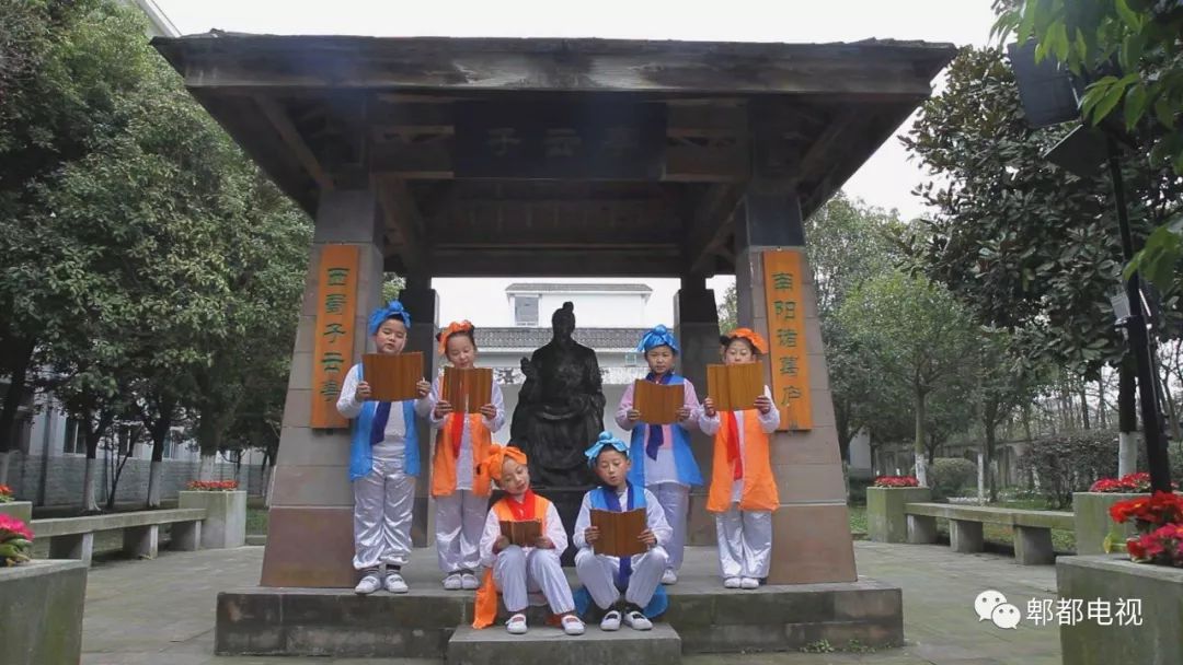 致敬祖国快闪的视频,最感人成都快闪我和我的祖国