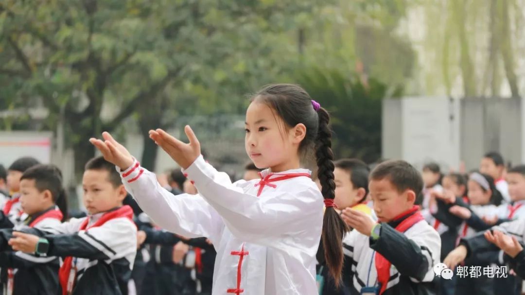 致敬祖国快闪的视频,最感人成都快闪我和我的祖国