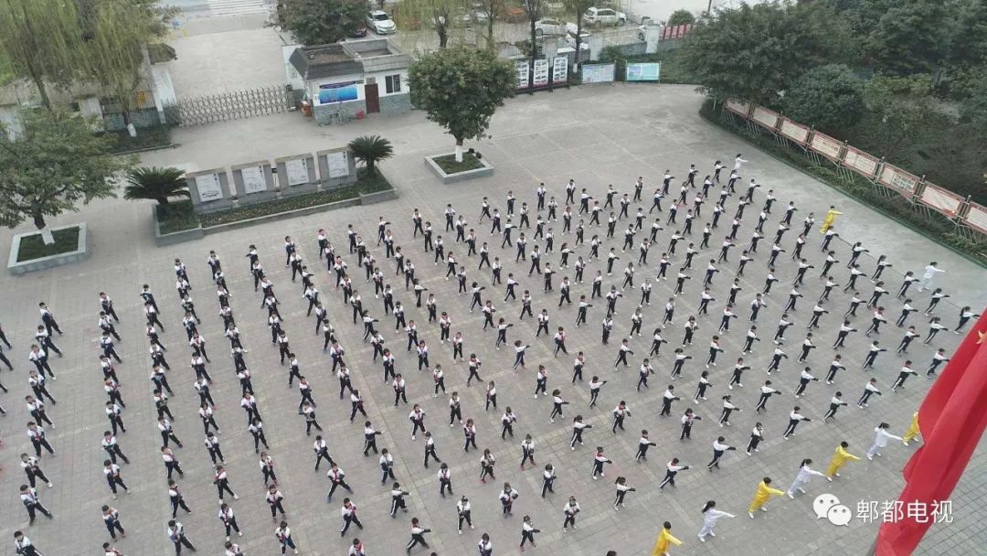 致敬祖国快闪的视频,最感人成都快闪我和我的祖国