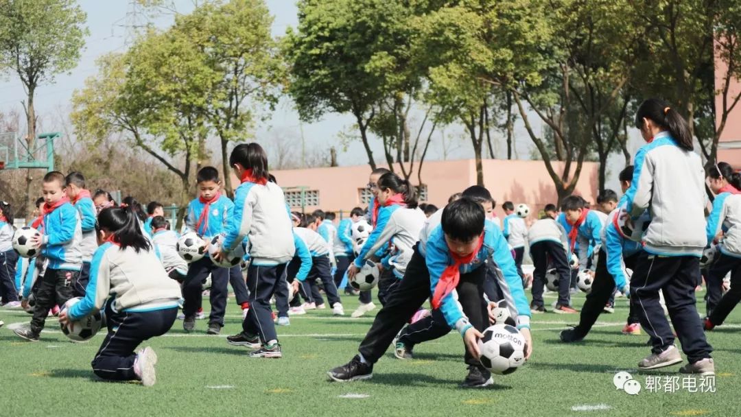 致敬祖国快闪的视频,最感人成都快闪我和我的祖国