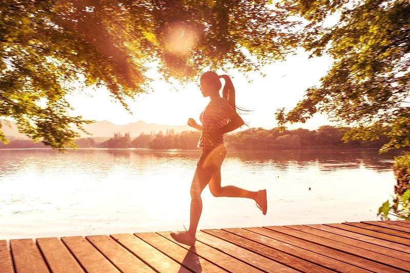 撞头、吃蝌蚪、把果汁注入静脉，奇葩养生总有人信？