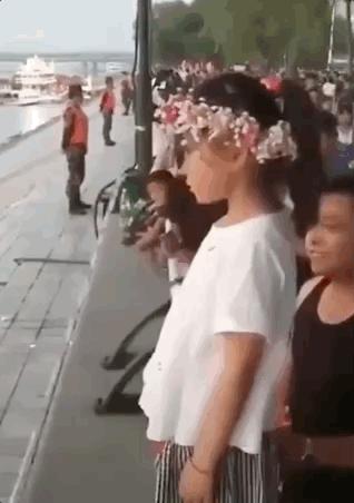 3岁女儿*拍偷**照流出，微信群全炸了：你怎么把孩子教成这样了？！