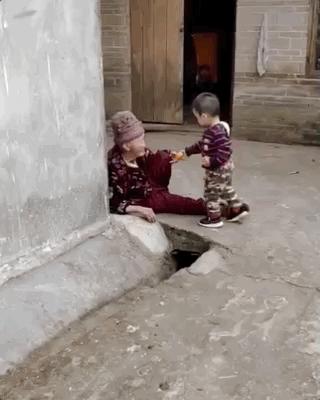 3岁女儿*拍偷**照流出，微信群全炸了：你怎么把孩子教成这样了？！