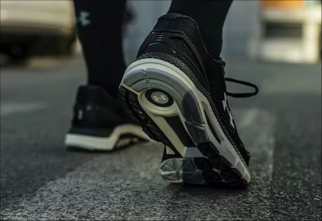 想买双叱咤健身房和街头的跑鞋？本次开箱一定要看！