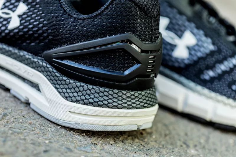 想买双叱咤健身房和街头的跑鞋？本次开箱一定要看！