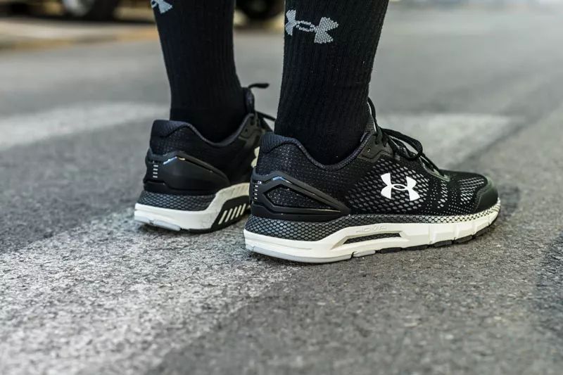 想买双叱咤健身房和街头的跑鞋？本次开箱一定要看！