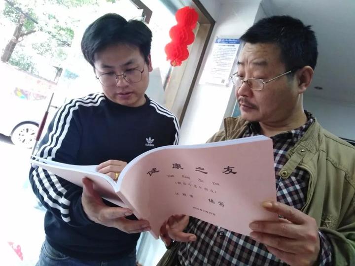 90岁老爷爷耗时半年制作一份“礼物”献给中老年人