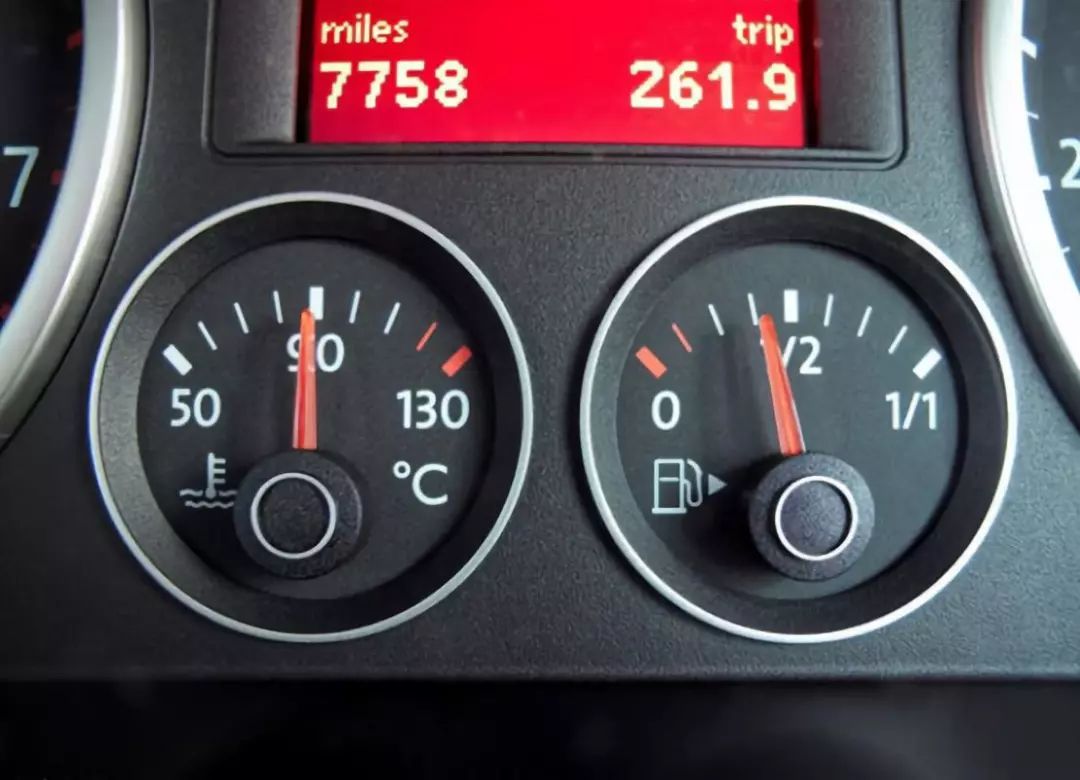 汽车加油最好油表到什么位置加,汽车油到什么位置加油为最佳