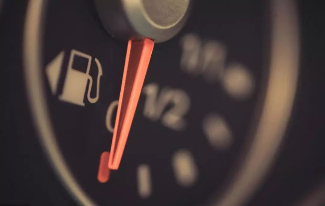 汽车加油最好油表到什么位置加,汽车油到什么位置加油为最佳