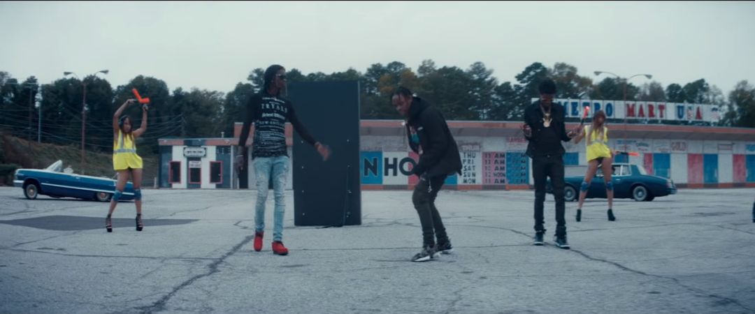 权志龙联名鞋带,成龙和权志龙同时上脚