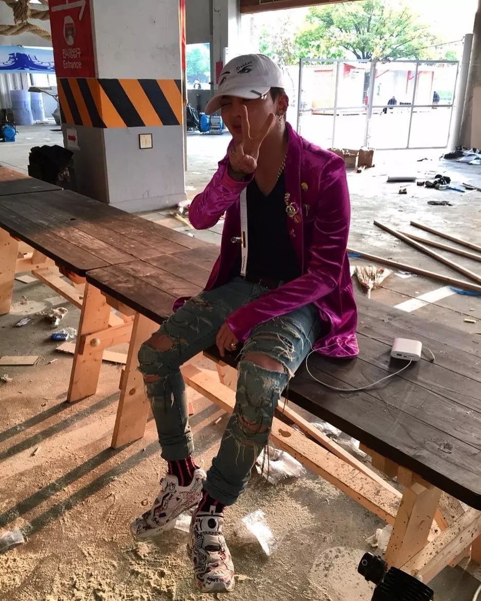 权志龙联名鞋带,成龙和权志龙同时上脚