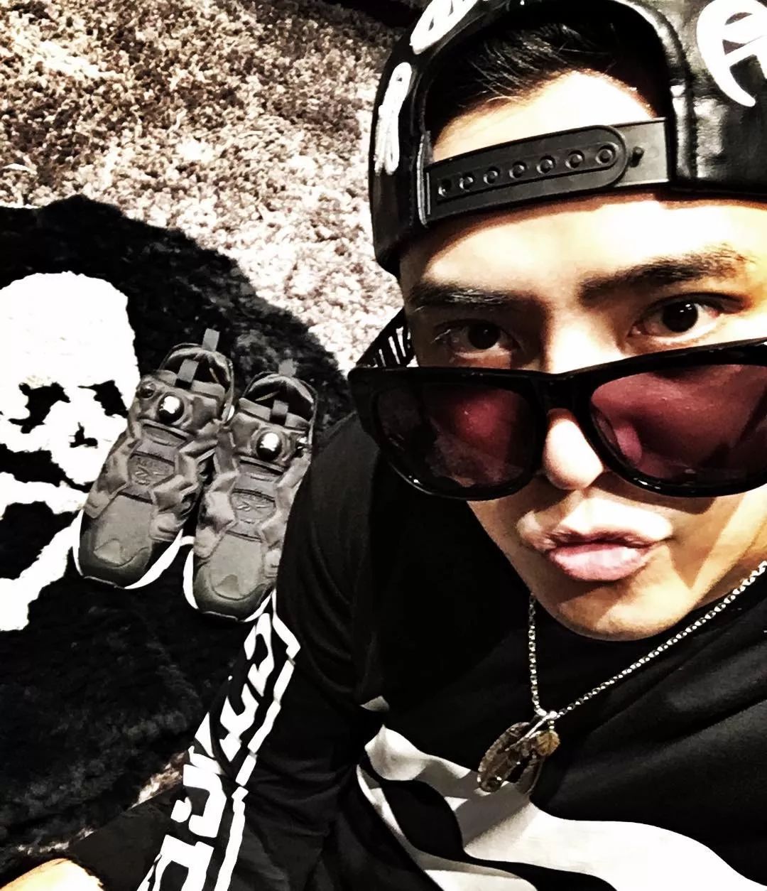 权志龙联名鞋带,成龙和权志龙同时上脚