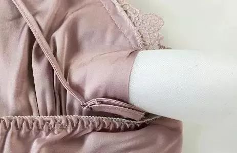 美到犯规的法式风情睡衣，丝滑修身，穿上肌肤像开了柔光一样美好。