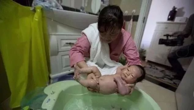 做月嫂多久才符合金牌月嫂的标准,金牌月嫂持证标准