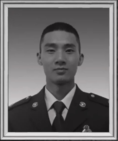 丝丝细雨，如泣如诉点点烛光，为他而明！