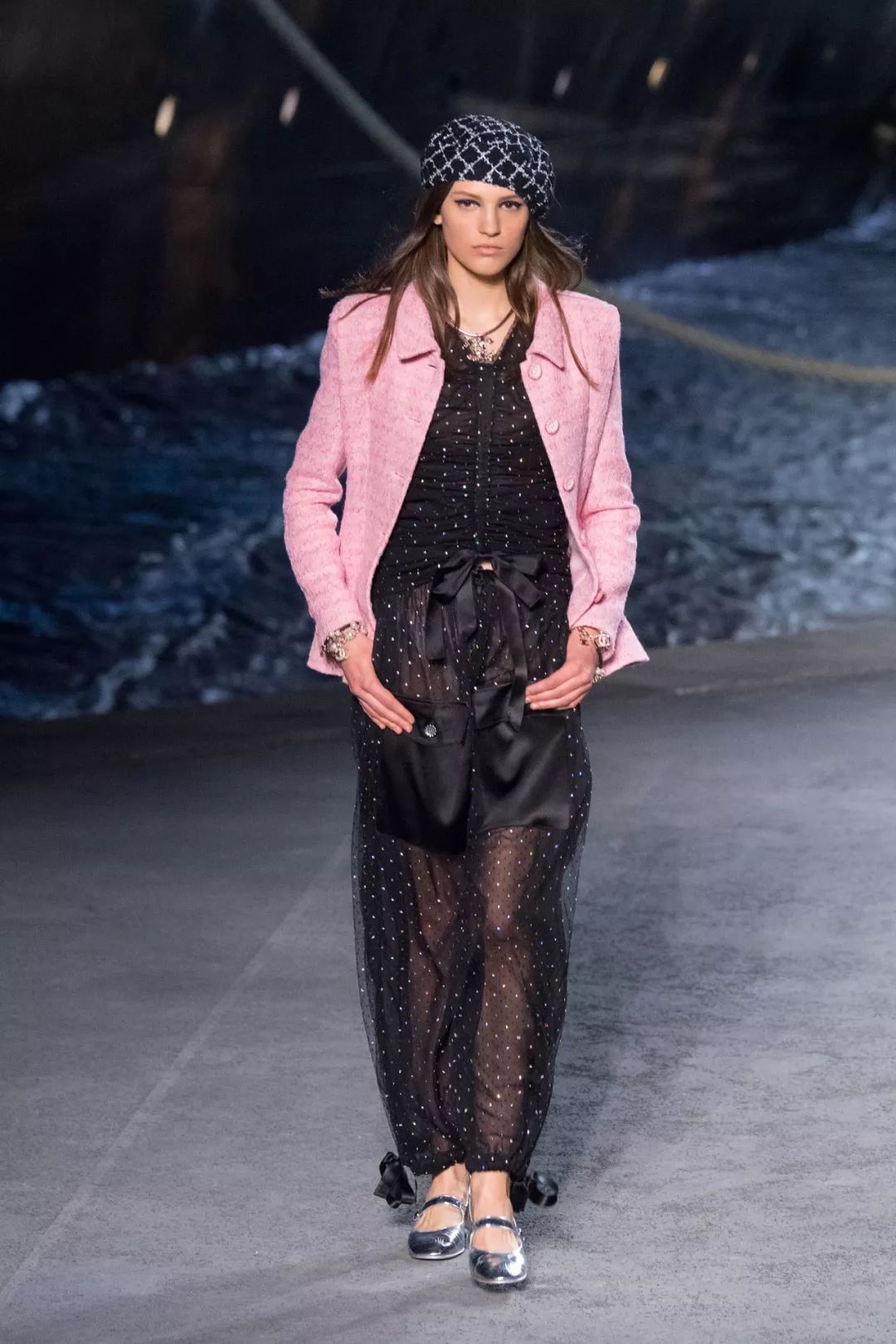 我敬吴宣仪娜扎的“鸡腿裤”一杯！今年瘦腿靠你了昂