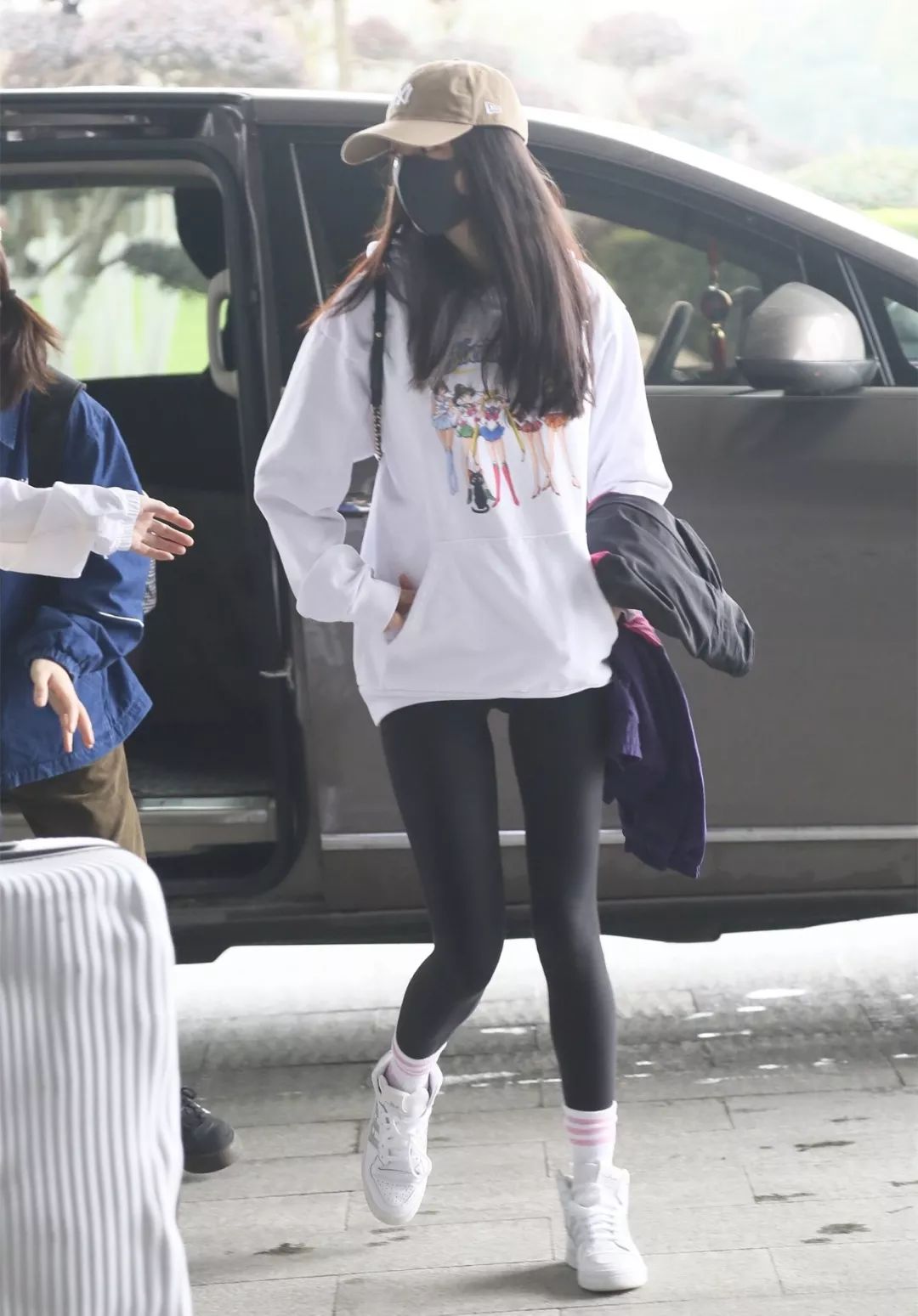 杨幂穿粉色卫衣配紧身运动裤,杨幂穿白色紧身裤穿搭