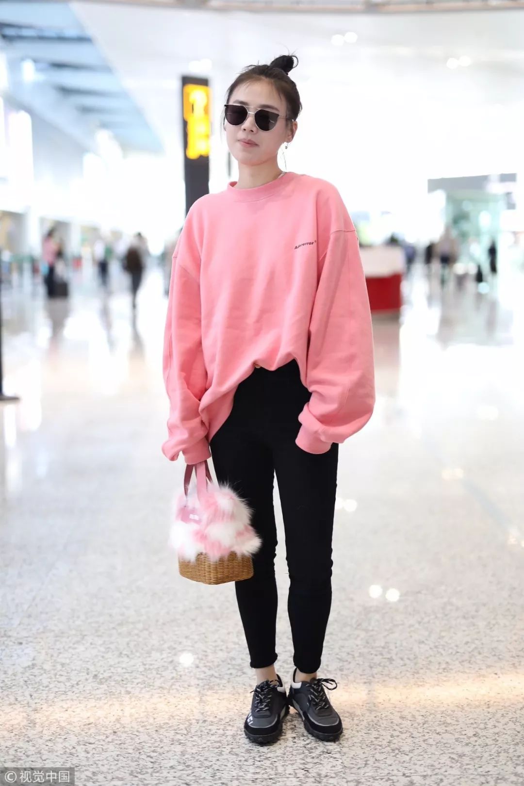 杨幂穿粉色卫衣配紧身运动裤,杨幂穿白色紧身裤穿搭