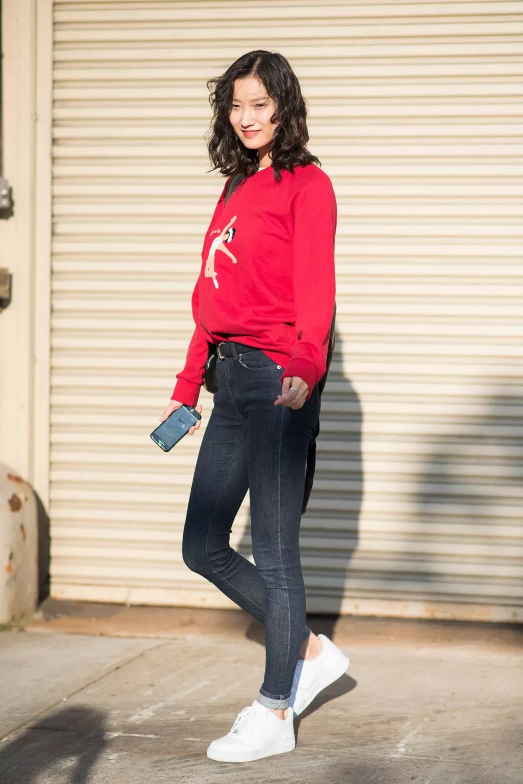 杨幂穿粉色卫衣配紧身运动裤,杨幂穿白色紧身裤穿搭