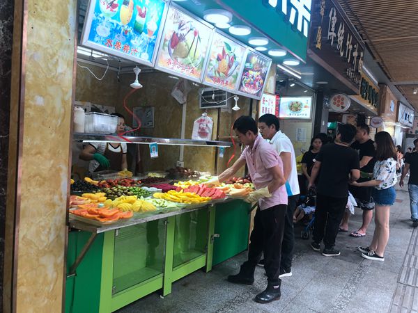 街边如何卖鲜切水果,鲜切水果10元一斤技巧