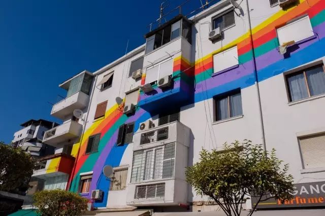 画家改行当总理，只做“面子工程”，却靠刷墙拯救了他的国家