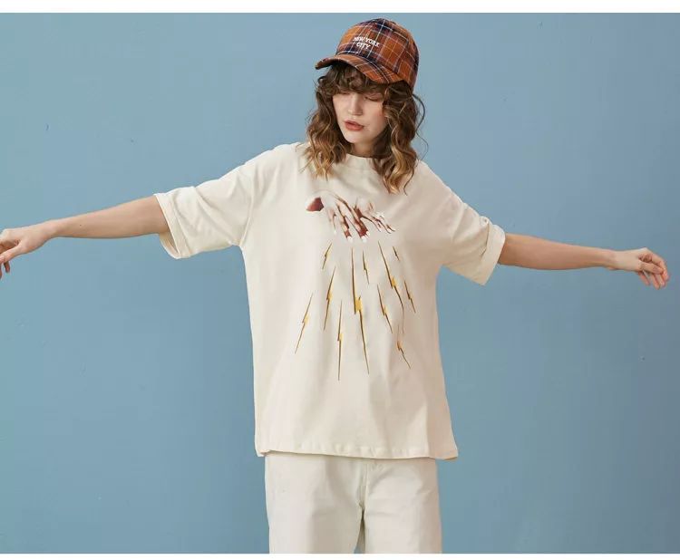 刘雯*服私**里出镜率最高的三种风格短袖，就这么穿了！