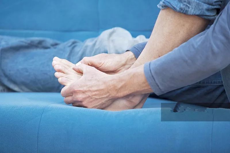 恐怖！穿双新鞋去踏青，几天后脚趾溃烂，差点要截肢！原因竟是...