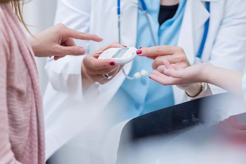 恐怖！穿双新鞋去踏青，几天后脚趾溃烂，差点要截肢！原因竟是...