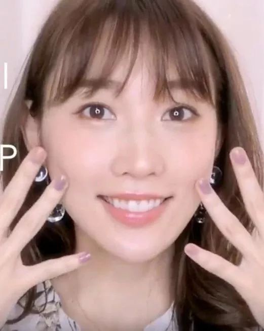 讲干货|软妹or御姐？一块腮红切换妆面风格，做春天最靓的小姐姐～