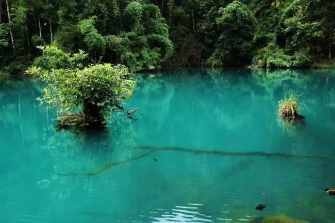 黔东南+黔西南经典八日游—昆明—马岭河峡谷—万峰林—黄果树瀑布—荔波小七孔—千户苗寨—镇远古镇—梵净山—石阡温泉