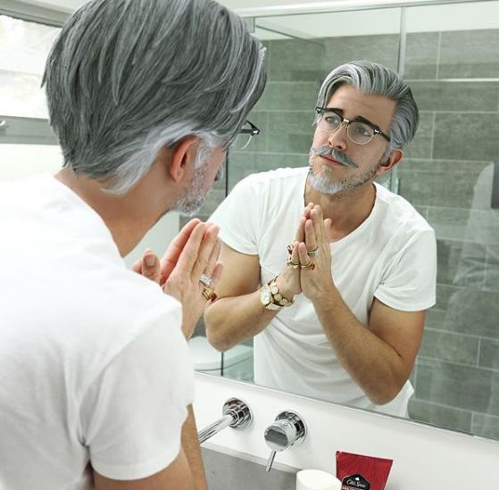 本期潮流板报，我们邀请到了少女的“初恋”——RubyRose~