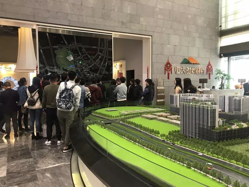 售楼处挤爆报复性买房,售楼处如何判定自然到访客户