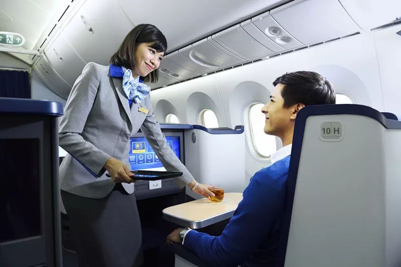 外航淡绿色制服空姐,外航空姐制服大比拼