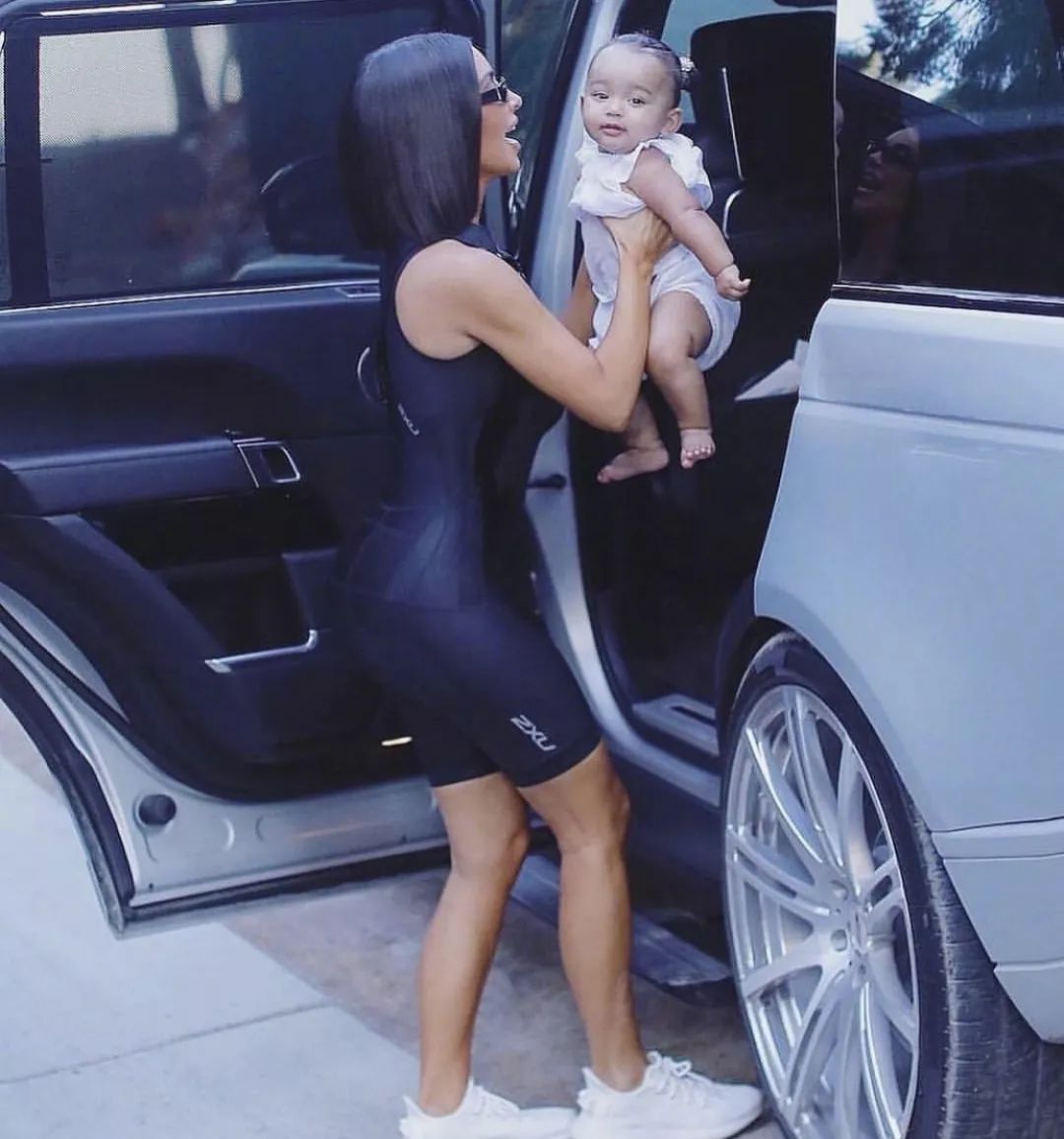 你以为卡戴珊才能驾驭的五分裤，泫雅告诉你：买它！