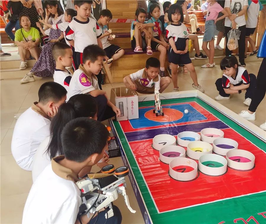 玉林举行了一场高科技的“较量”！机器人、无人机都出动了~