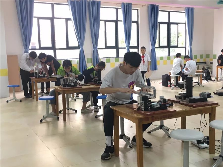 玉林举行了一场高科技的“较量”！机器人、无人机都出动了~