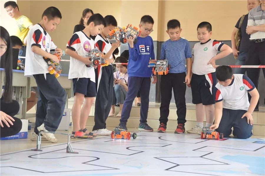 玉林举行了一场高科技的“较量”！机器人、无人机都出动了~