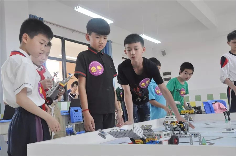 玉林举行了一场高科技的“较量”！机器人、无人机都出动了~