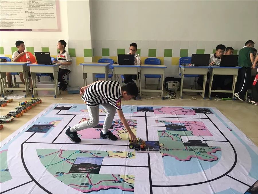 玉林举行了一场高科技的“较量”！机器人、无人机都出动了~