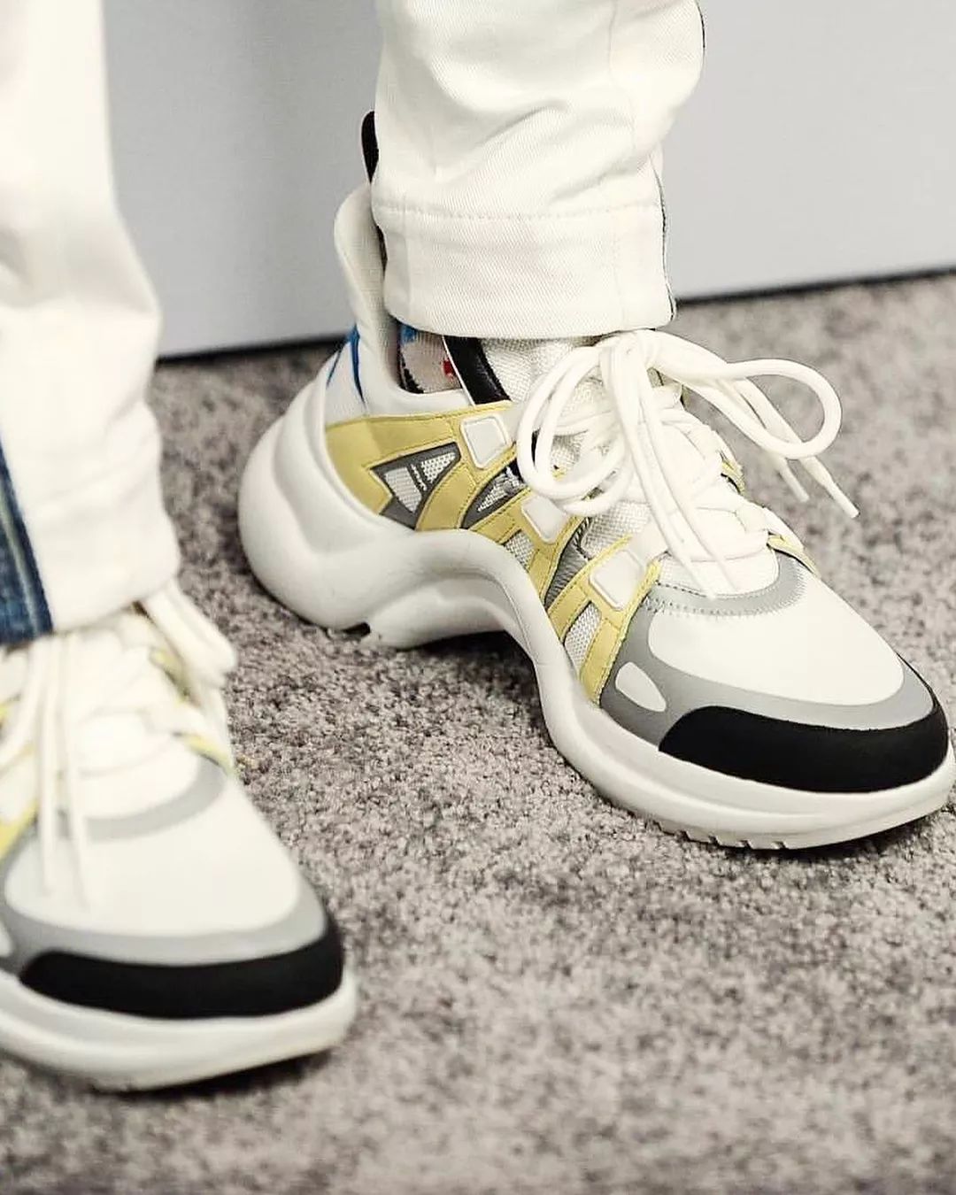 aj1和yeezy冰蓝哪个好,aj1和yeezy谁值得买