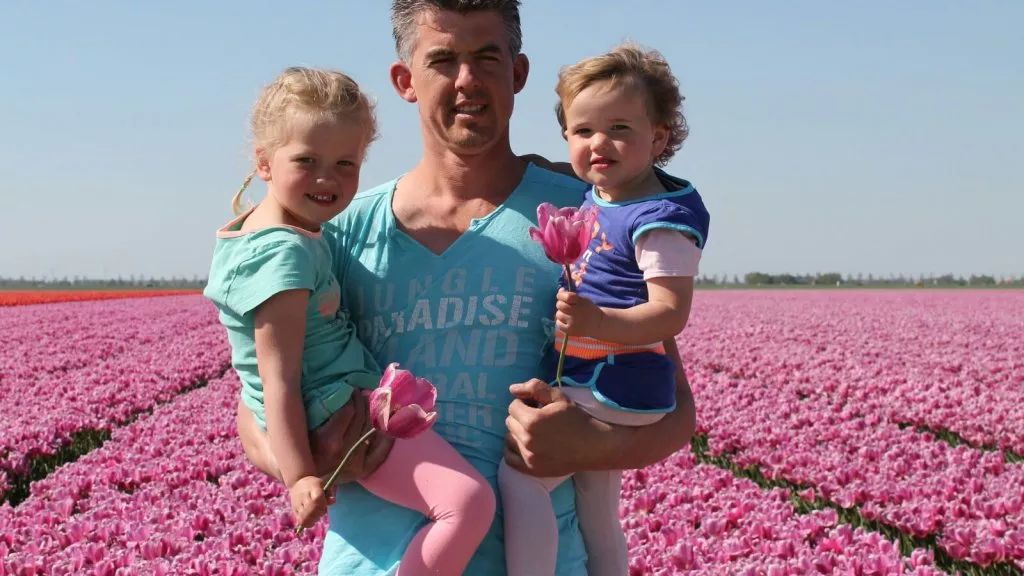 乘坐直升飞机观赏郁金香，可以进入花田自拍采摘，花不了多少钱