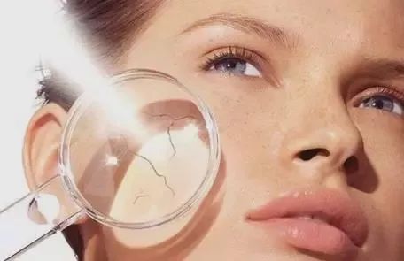 黑痣长在同一个地方的几率有多大,身上2个部位长黑痣当心癌变