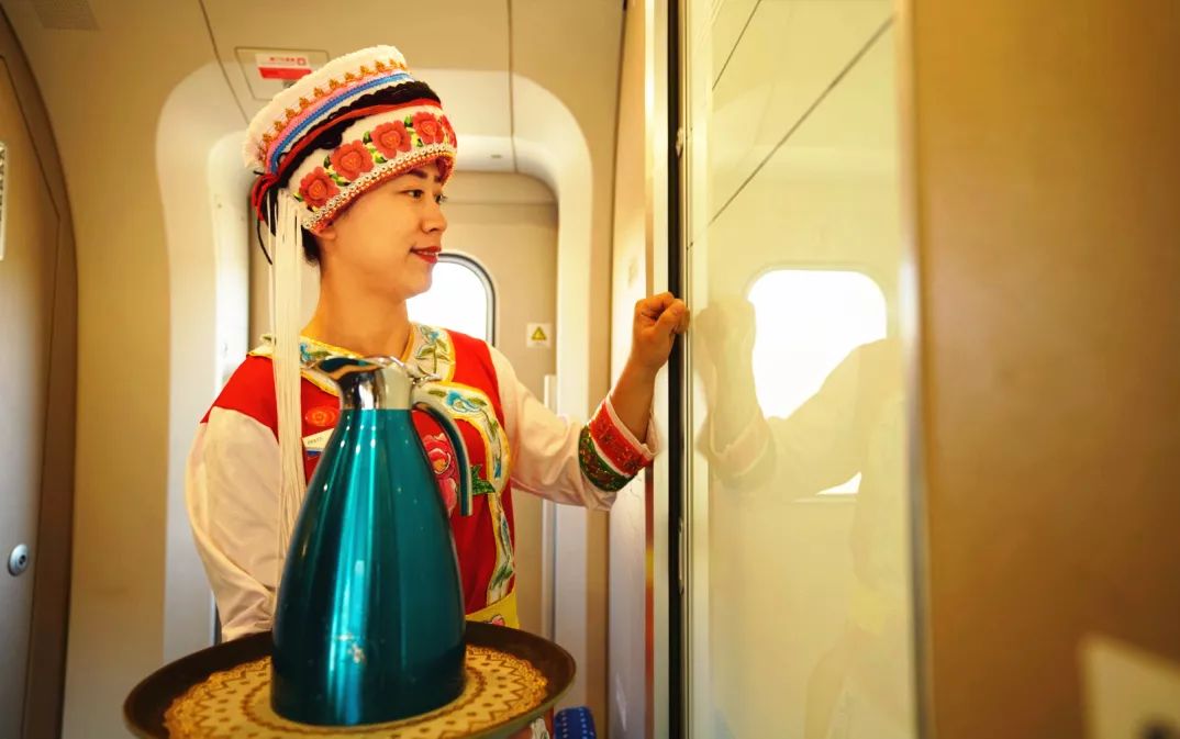 铁路迎返程高峰增开列车确保返程,铁路部门增开列车方便旅客出行