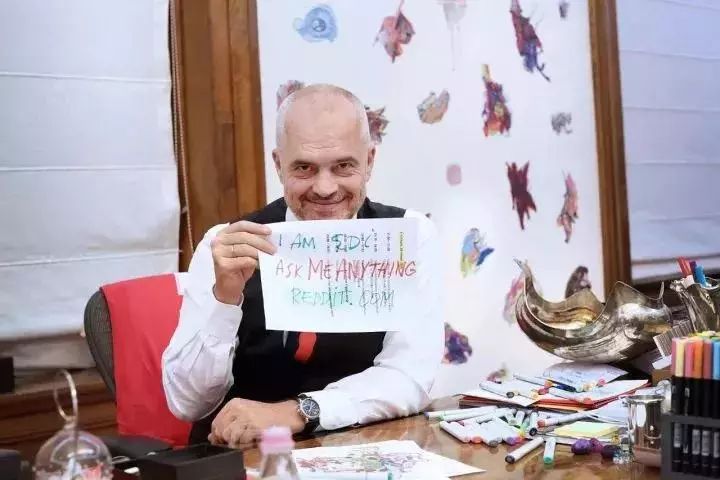 画家改行当总理，只做“面子工程”，却靠刷墙拯救了他的国家