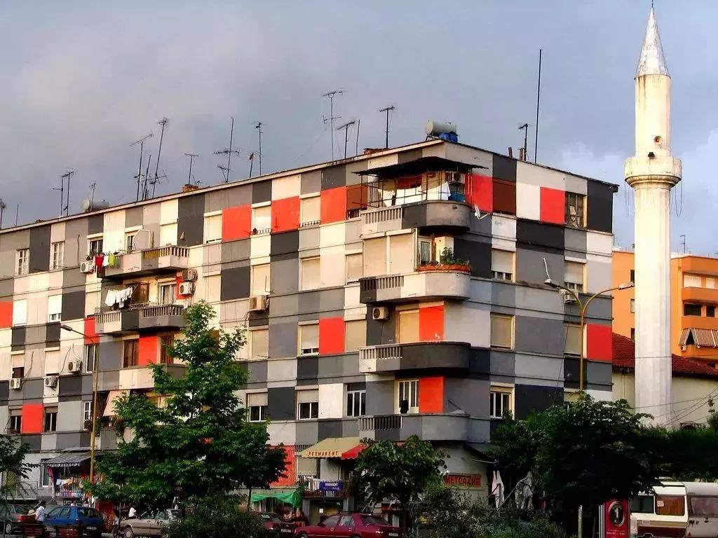 画家改行当总理，只做“面子工程”，却靠刷墙拯救了他的国家