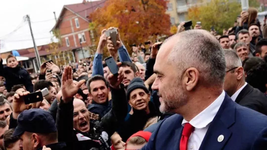 画家改行当总理，只做“面子工程”，却靠刷墙拯救了他的国家