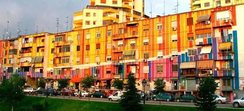 画家改行当总理，只做“面子工程”，却靠刷墙拯救了他的国家