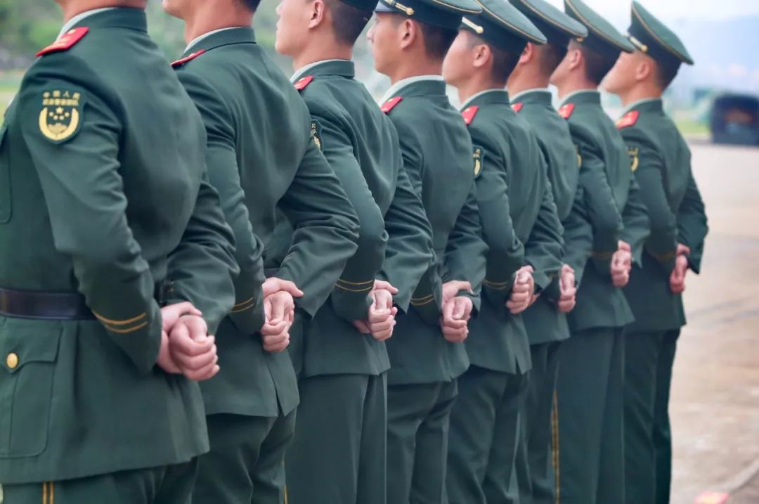 军人队列动作步法变换,单个军人队列动作口令下达教学